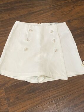 Have White Double-Button Skort